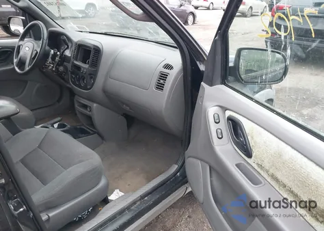 2002 Ford Escape Xlt from USA, damaged, VIN 1FMYU041X2KC73279